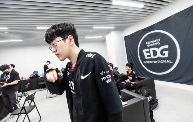 上依然落后 上依然落后